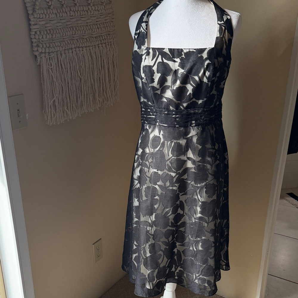 Ann Taylor Black and White Floral Midi Dress size 6.
